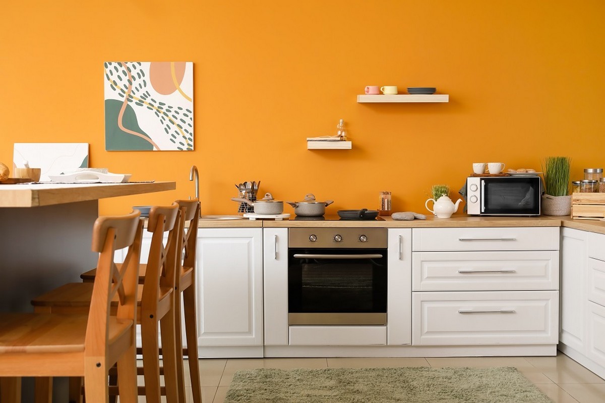 Стена и зона кухонного фартука в оранжевом цвете с белой мебелью