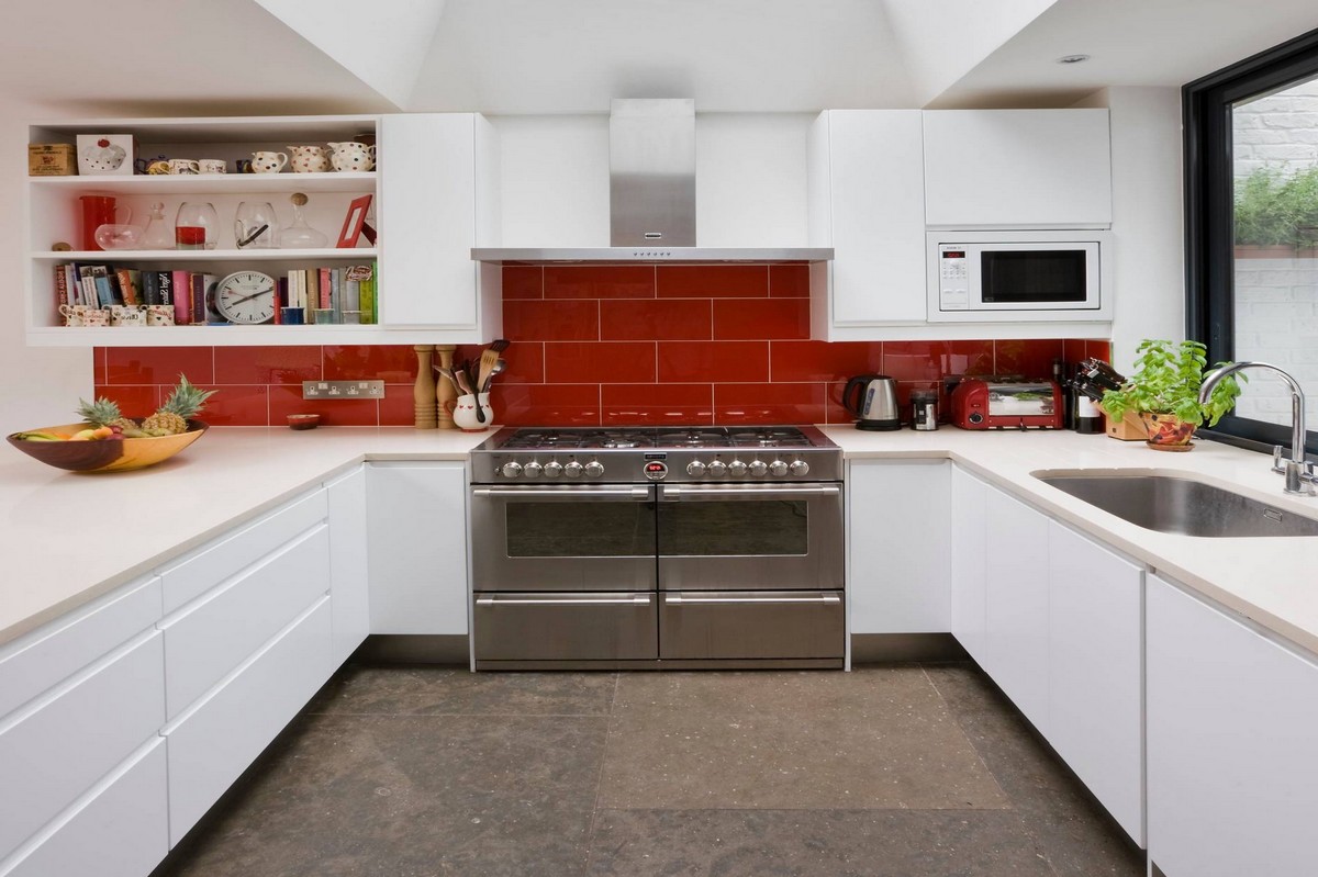 Белая кухня с красным фартуком из керамической плитки большого размера