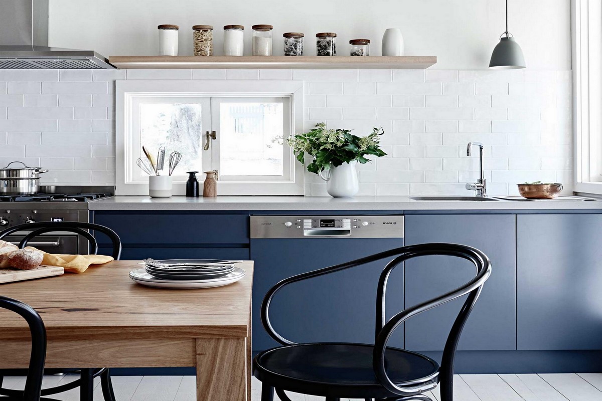 Синяя мебель на кухне и белая плитка типа метро на фартуке