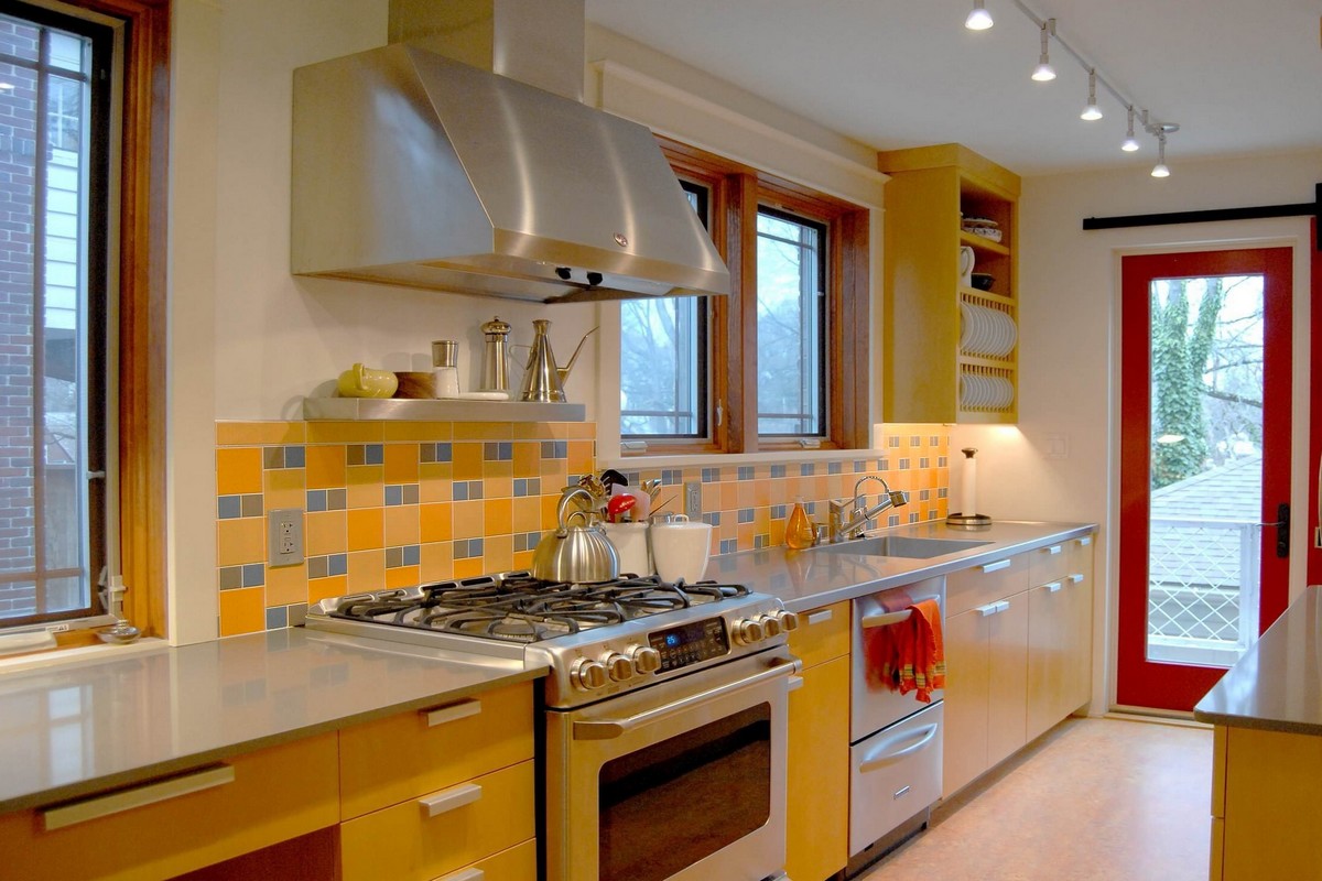 Кухня желто-кремовая с гранитной столешницей и фартуком из двух плиток серой и оранжевой