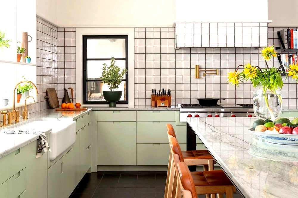 Белая квадратная плитка на фартуке кухни
